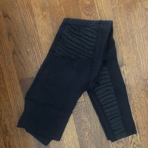 alo yoga black pants only worn twice